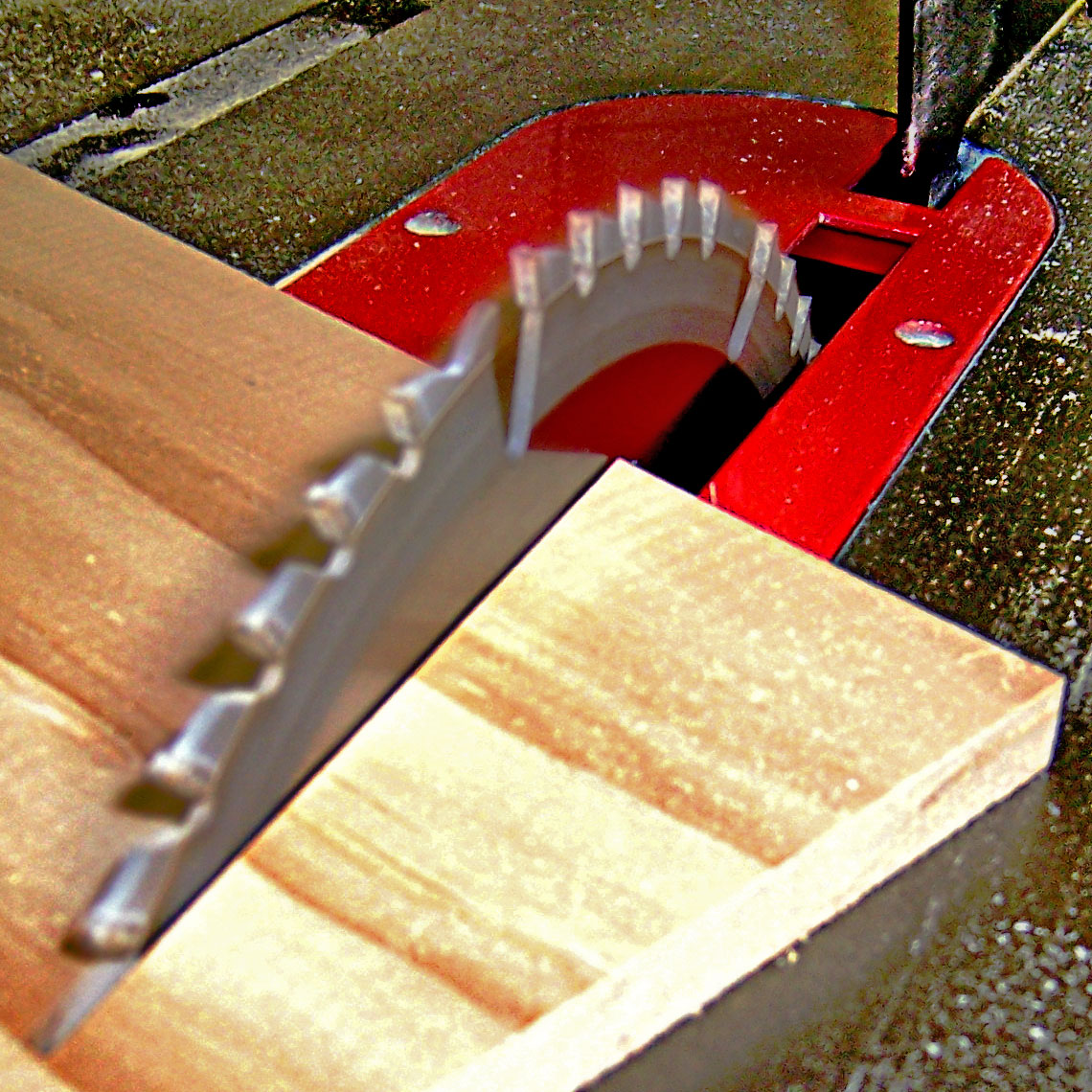 Table_saw_cutting_wood_at_an_angle,_by_BarelyFitz
